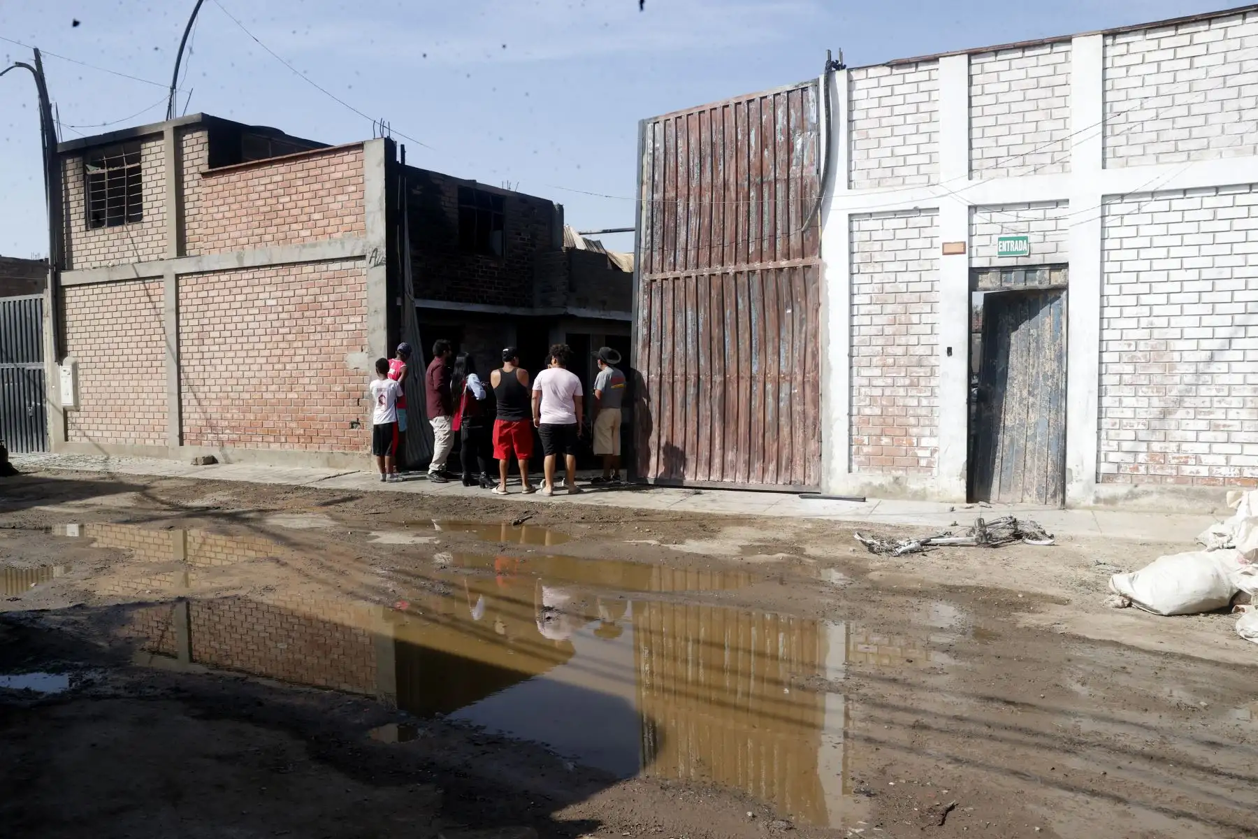 Incendio en Puente Piedra moviliza a por lo menos 18 unidades del Cuerpo General de Bomberos Voluntarios del Perú.  El siniestro se registra en el kilómetro 27.5 de la Panamericana Norte. Las autoridades locales piden a la ciudadanía no acercarse a la zona por seguridad.
Foto: ANDINA/ Vidal Tarqui