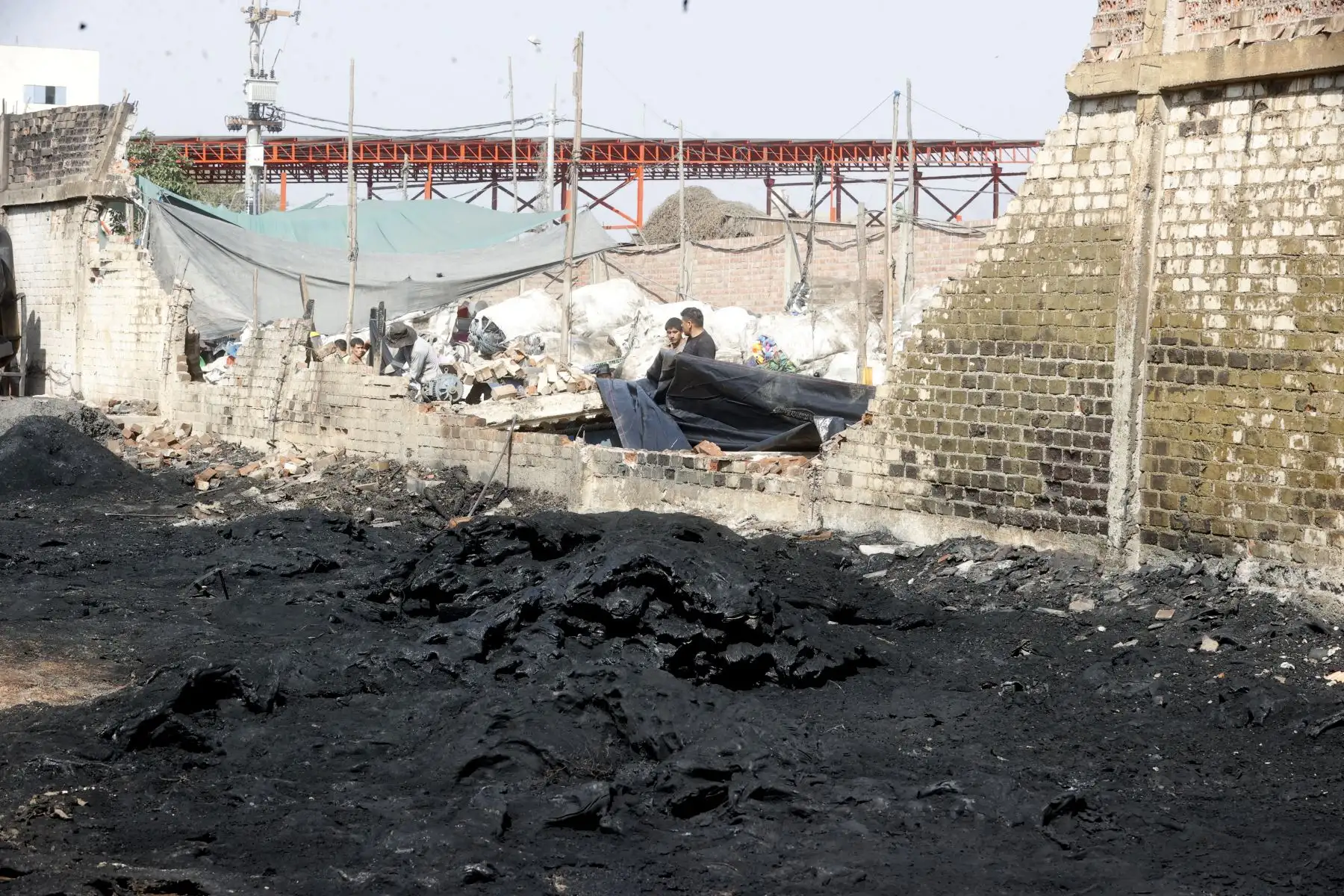 Incendio en Puente Piedra moviliza a por lo menos 18 unidades del Cuerpo General de Bomberos Voluntarios del Perú.  El siniestro se registra en el kilómetro 27.5 de la Panamericana Norte. Las autoridades locales piden a la ciudadanía no acercarse a la zona por seguridad.
Foto: ANDINA/ Vidal Tarqui