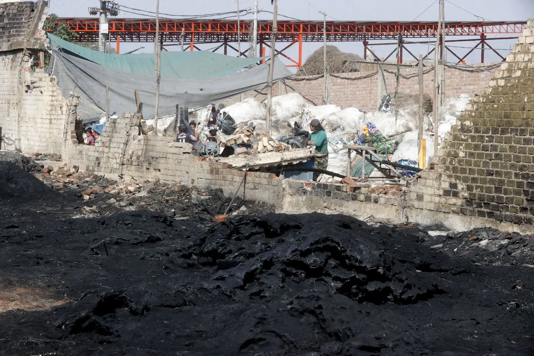 Incendio en Puente Piedra moviliza a por lo menos 18 unidades del Cuerpo General de Bomberos Voluntarios del Perú.  El siniestro se registra en el kilómetro 27.5 de la Panamericana Norte. Las autoridades locales piden a la ciudadanía no acercarse a la zona por seguridad.
Foto: ANDINA/ Vidal Tarqui