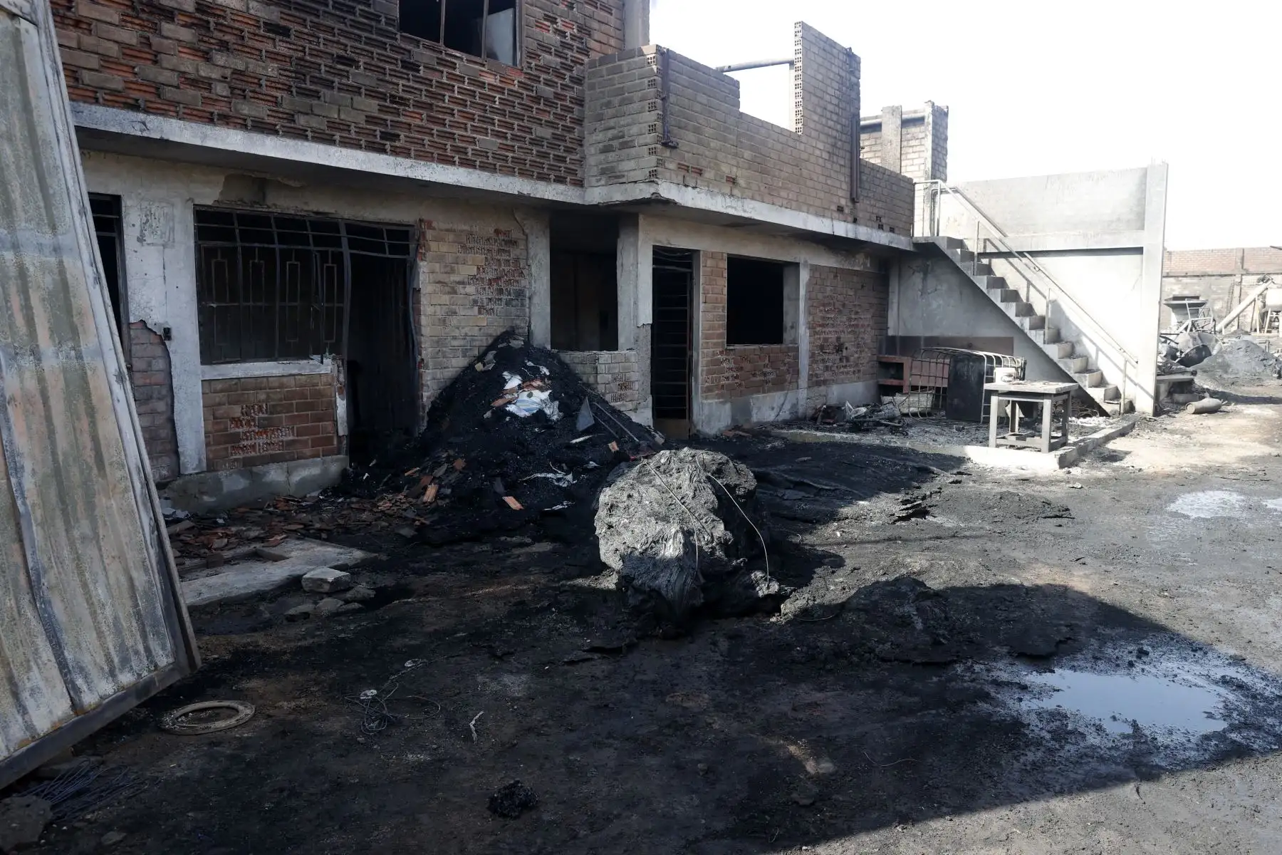 Incendio en Puente Piedra moviliza a por lo menos 18 unidades del Cuerpo General de Bomberos Voluntarios del Perú.  El siniestro se registra en el kilómetro 27.5 de la Panamericana Norte. Las autoridades locales piden a la ciudadanía no acercarse a la zona por seguridad.
Foto: ANDINA/ Vidal Tarqui