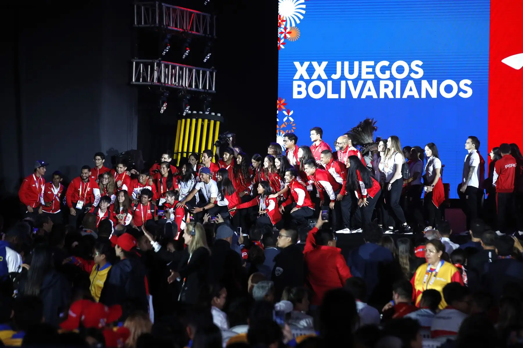 El Instituto Peruano del Deporte realiza la ceremonia de clausura de los XX Juegos Deportivos Bolivarianos Ayacucho-Lima 2025 en la Plaza de Banderas de la Videna.  En el evento participaron  el presidente de la república, José Jerí, el presidente del Comité Organizador de los XX Juegos Deportivos Bolivarianos Ayacucho-Lima 2025, Sergio Ludeña y el presidente de la Organización Deportiva Bolivariana (ODEBO), Baltazar Medina.
Foto: ANDINA/ Eddy Ramos