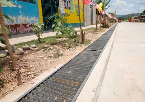 Con el inicio de la temporada de lluvias en diversas regiones del país, el Ministerio de Vivienda, Construcción y Saneamiento (MVCS) exhortó a la ciudadanía y a las autoridades locales a mantener en óptimas condiciones los sistemas de drenaje pluvial, esenciales para proteger las ciudades de inundaciones y daños en viviendas, vías y servicios básicos. ANDINA/Difusión