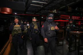 Más de 200 efectivos de la PNP y Fuerzas Armadas realizaron intervenciones simultáneas en locales nocturnos de San Juan de Lurigancho y Santa Anita. Foto: Mininter
