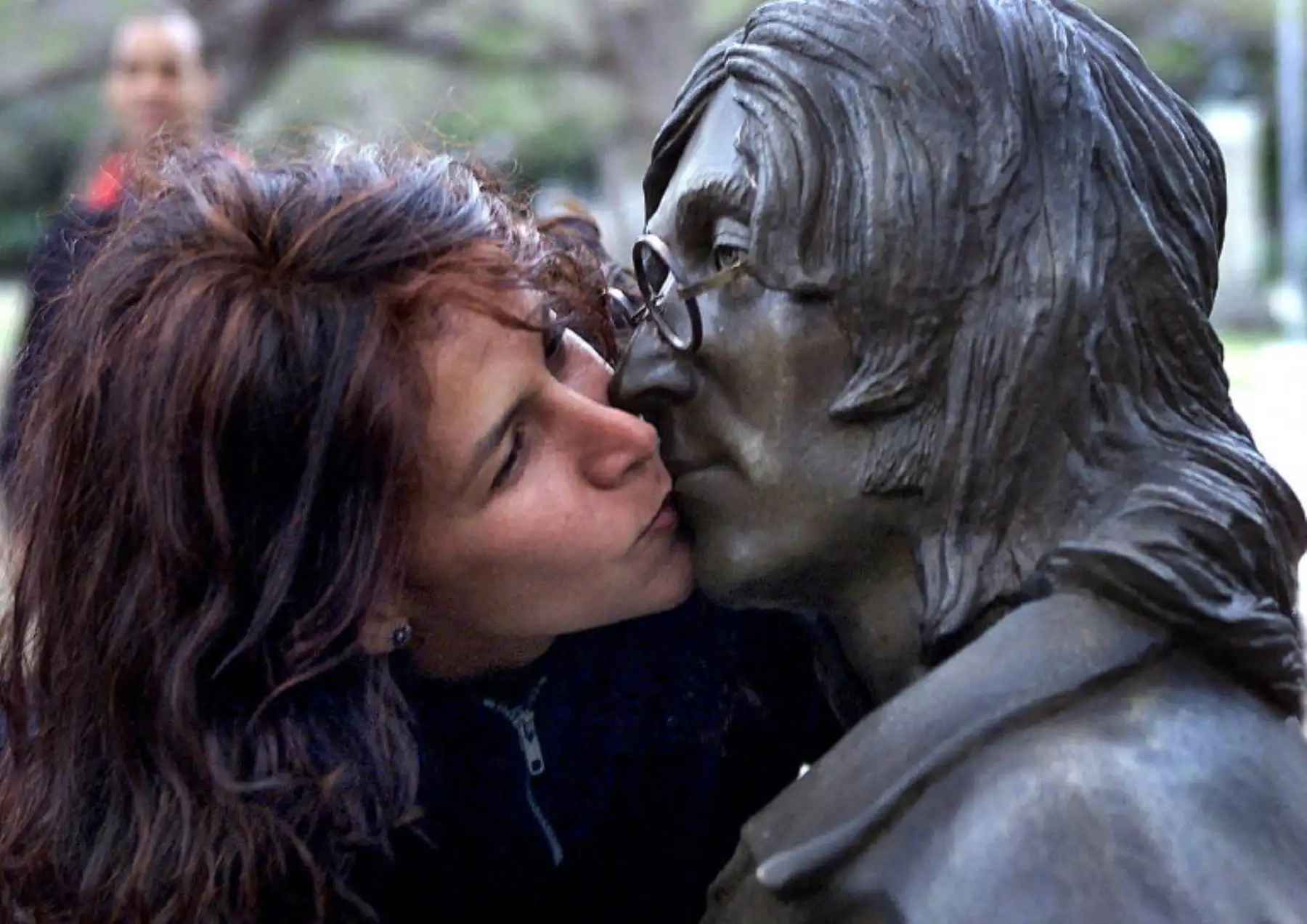 Hoy se conmemora un aniversario más del asesinato de John Lennon, ocurrido el 8 de diciembre de 1980 en Nueva York, cuando el exintegrante de The Beatles fue atacado a tiros. Su muerte estremeció al mundo y apagó la voz de un artista que se convirtió en un ferviente impulsor de la paz. Su legado creativo y su activismo continúan inspirando a millones alrededor del mundo. Foto: AFP