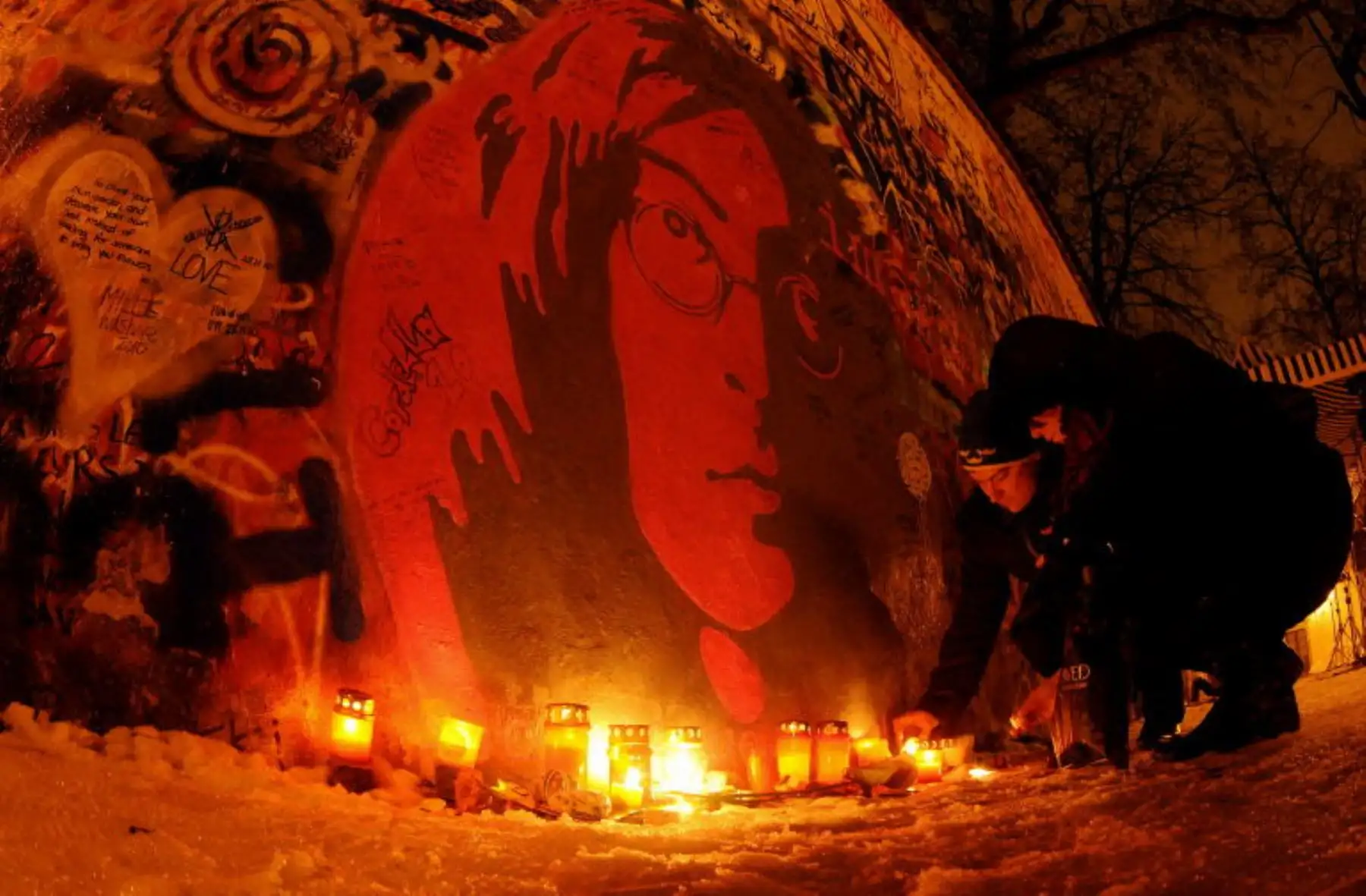 Hoy se conmemora un aniversario más del asesinato de John Lennon, ocurrido el 8 de diciembre de 1980 en Nueva York, cuando el exintegrante de The Beatles fue atacado a tiros. Su muerte estremeció al mundo y apagó la voz de un artista que se convirtió en un ferviente impulsor de la paz. Su legado creativo y su activismo continúan inspirando a millones alrededor del mundo. Foto: AFP