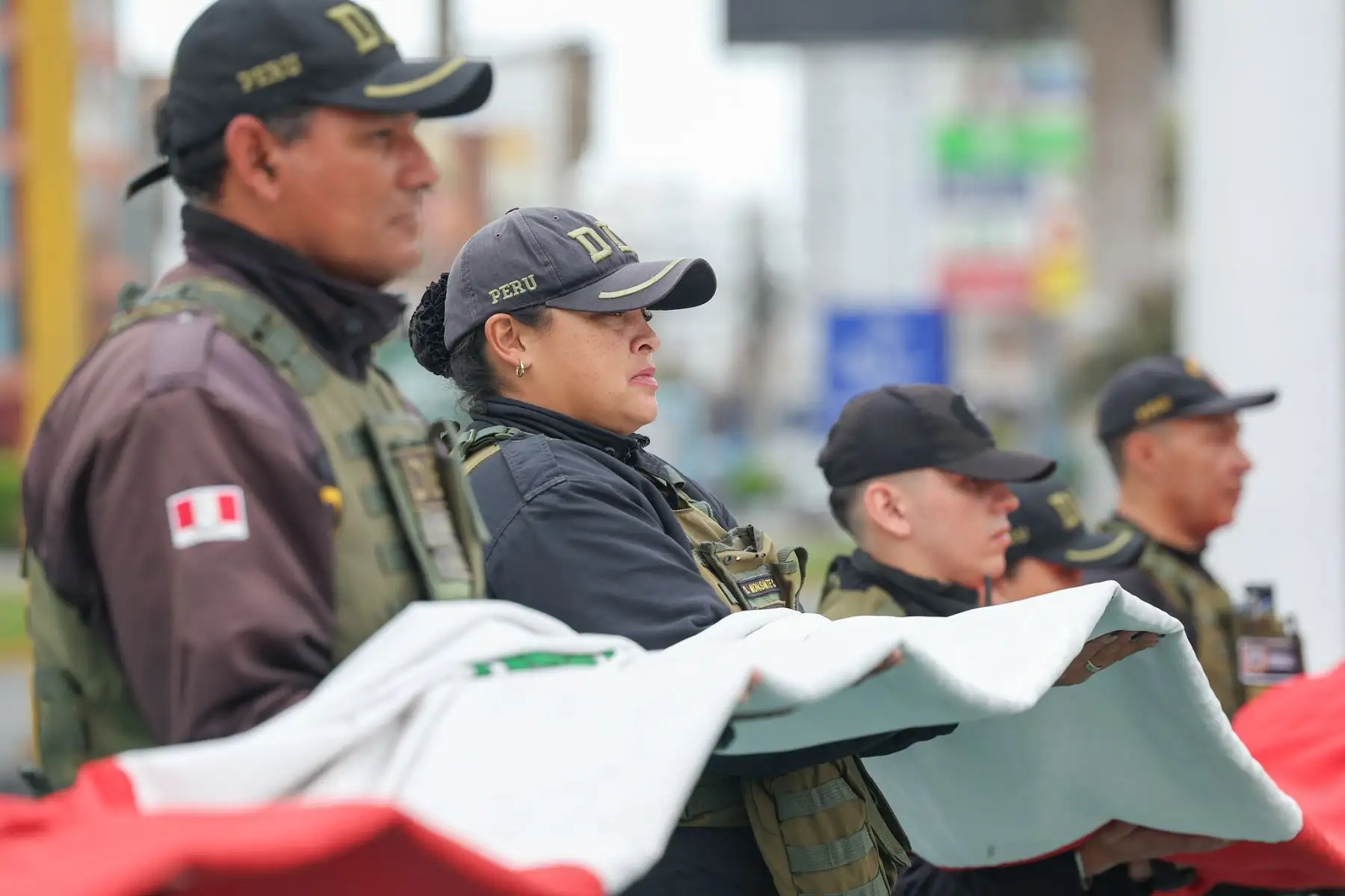 El ministro de Transportes y Comunicaciones, Aldo Prieto, junto a autoridades municipales, encabezó la ceremonia de izamiento de la bandera y la entonación del himno nacional en el Centro de Seguridad Integral del distrito de San Miguel, reafirmando el compromiso del Gobierno con los valores patrios y el servicio al país. Foto: ANDINA/Difusión