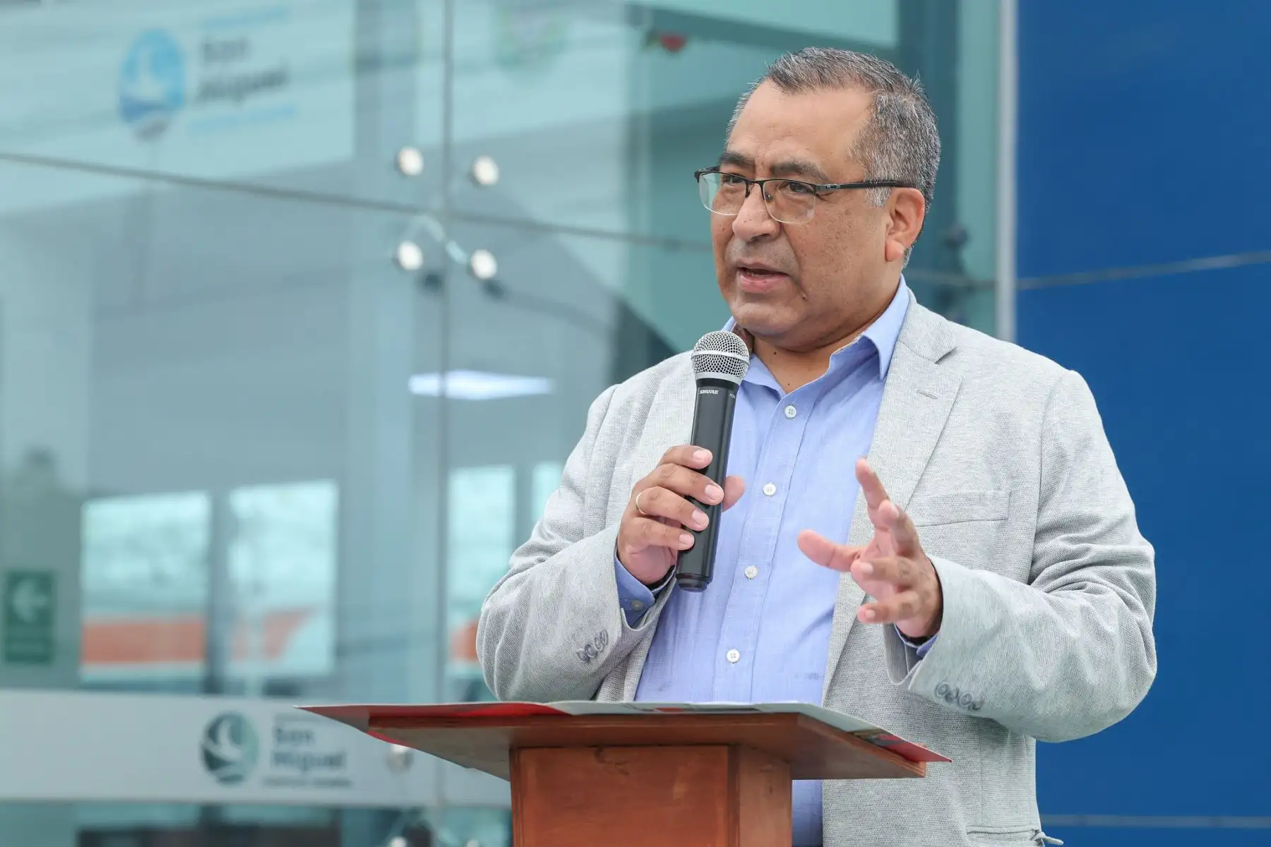 El ministro de Transportes y Comunicaciones, Aldo Prieto, junto a autoridades municipales, encabezó la ceremonia de izamiento de la bandera y la entonación del himno nacional en el Centro de Seguridad Integral del distrito de San Miguel, reafirmando el compromiso del Gobierno con los valores patrios y el servicio al país. Foto: ANDINA/Difusión