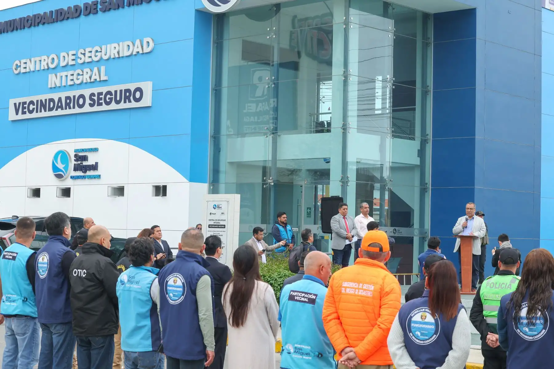 El ministro de Transportes y Comunicaciones, Aldo Prieto, junto a autoridades municipales, encabezó la ceremonia de izamiento de la bandera y la entonación del himno nacional en el Centro de Seguridad Integral del distrito de San Miguel, reafirmando el compromiso del Gobierno con los valores patrios y el servicio al país. Foto: ANDINA/Difusión