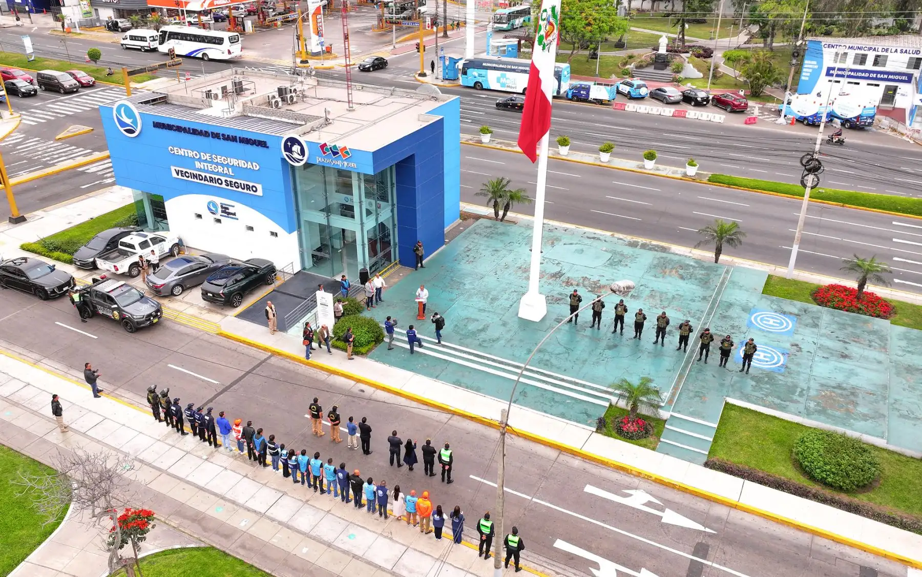 El ministro de Transportes y Comunicaciones, Aldo Prieto, junto a autoridades municipales, encabezó la ceremonia de izamiento de la bandera y la entonación del himno nacional en el Centro de Seguridad Integral del distrito de San Miguel, reafirmando el compromiso del Gobierno con los valores patrios y el servicio al país. Foto: ANDINA/Difusión