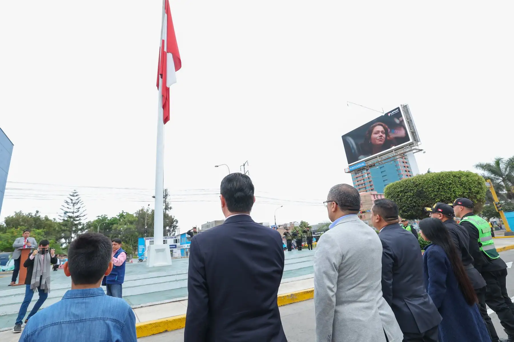 El ministro de Transportes y Comunicaciones, Aldo Prieto, junto a autoridades municipales, encabezó la ceremonia de izamiento de la bandera y la entonación del himno nacional en el Centro de Seguridad Integral del distrito de San Miguel, reafirmando el compromiso del Gobierno con los valores patrios y el servicio al país. Foto: ANDINA/Difusión