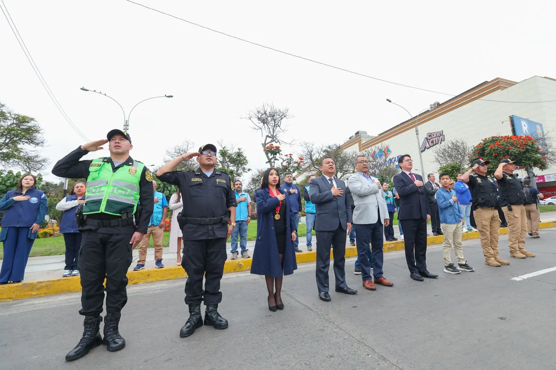 El ministro de Transportes y Comunicaciones, Aldo Prieto, junto a autoridades municipales, encabezó la ceremonia de izamiento de la bandera y la entonación del himno nacional en el Centro de Seguridad Integral del distrito de San Miguel, reafirmando el compromiso del Gobierno con los valores patrios y el servicio al país. Foto: ANDINA/Difusión