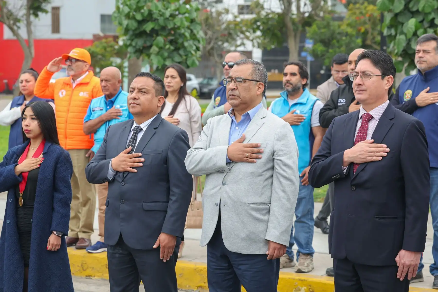 El ministro de Transportes y Comunicaciones, Aldo Prieto, junto a autoridades municipales, encabezó la ceremonia de izamiento de la bandera y la entonación del himno nacional en el Centro de Seguridad Integral del distrito de San Miguel, reafirmando el compromiso del Gobierno con los valores patrios y el servicio al país. Foto: ANDINA/Difusión