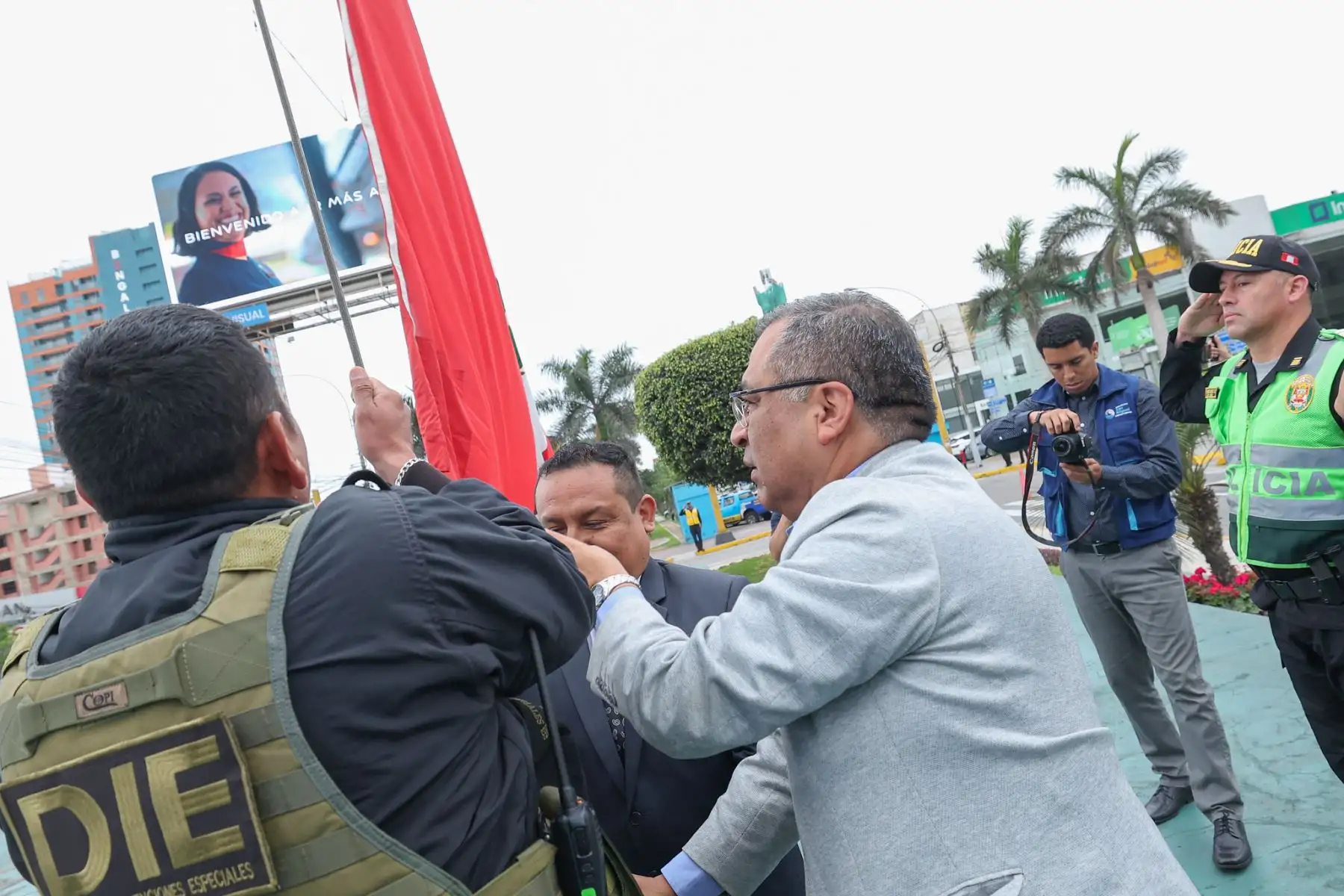 El ministro de Transportes y Comunicaciones, Aldo Prieto, junto a autoridades municipales, encabezó la ceremonia de izamiento de la bandera y la entonación del himno nacional en el Centro de Seguridad Integral del distrito de San Miguel, reafirmando el compromiso del Gobierno con los valores patrios y el servicio al país. Foto: ANDINA/Difusión