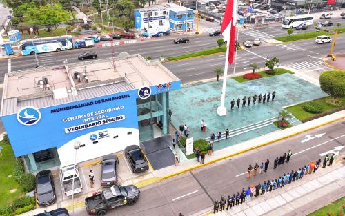 Ministro Aldo Prieto encabeza izamiento de la bandera en el Centro de Seguridad Integral de San Miguel