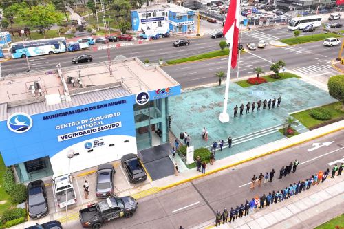 Ministro Aldo Prieto encabeza izamiento de la bandera en el Centro de Seguridad Integral de San Miguel