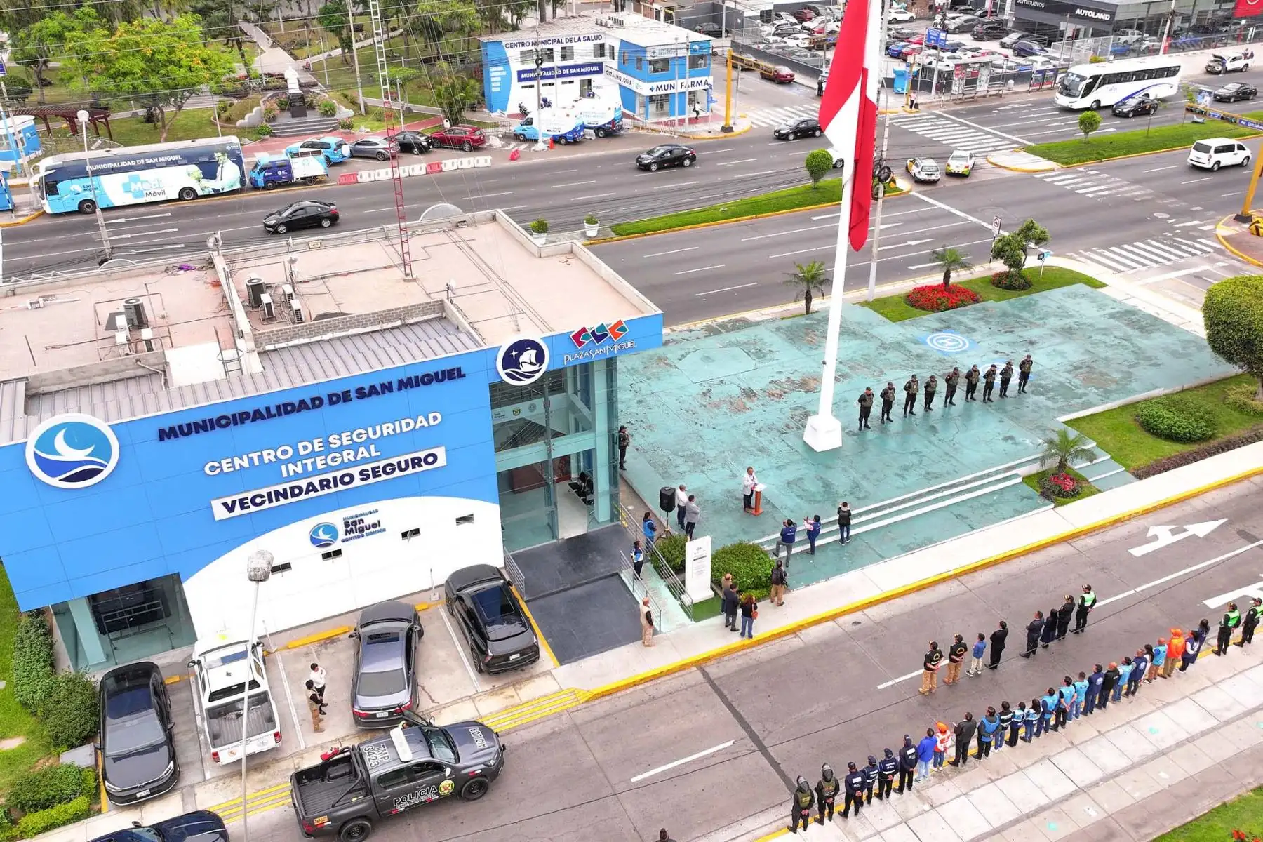 El ministro de Transportes y Comunicaciones, Aldo Prieto, junto a autoridades municipales, encabezó la ceremonia de izamiento de la bandera y la entonación del himno nacional en el Centro de Seguridad Integral del distrito de San Miguel, reafirmando el compromiso del Gobierno con los valores patrios y el servicio al país. Foto: ANDINA/Difusión