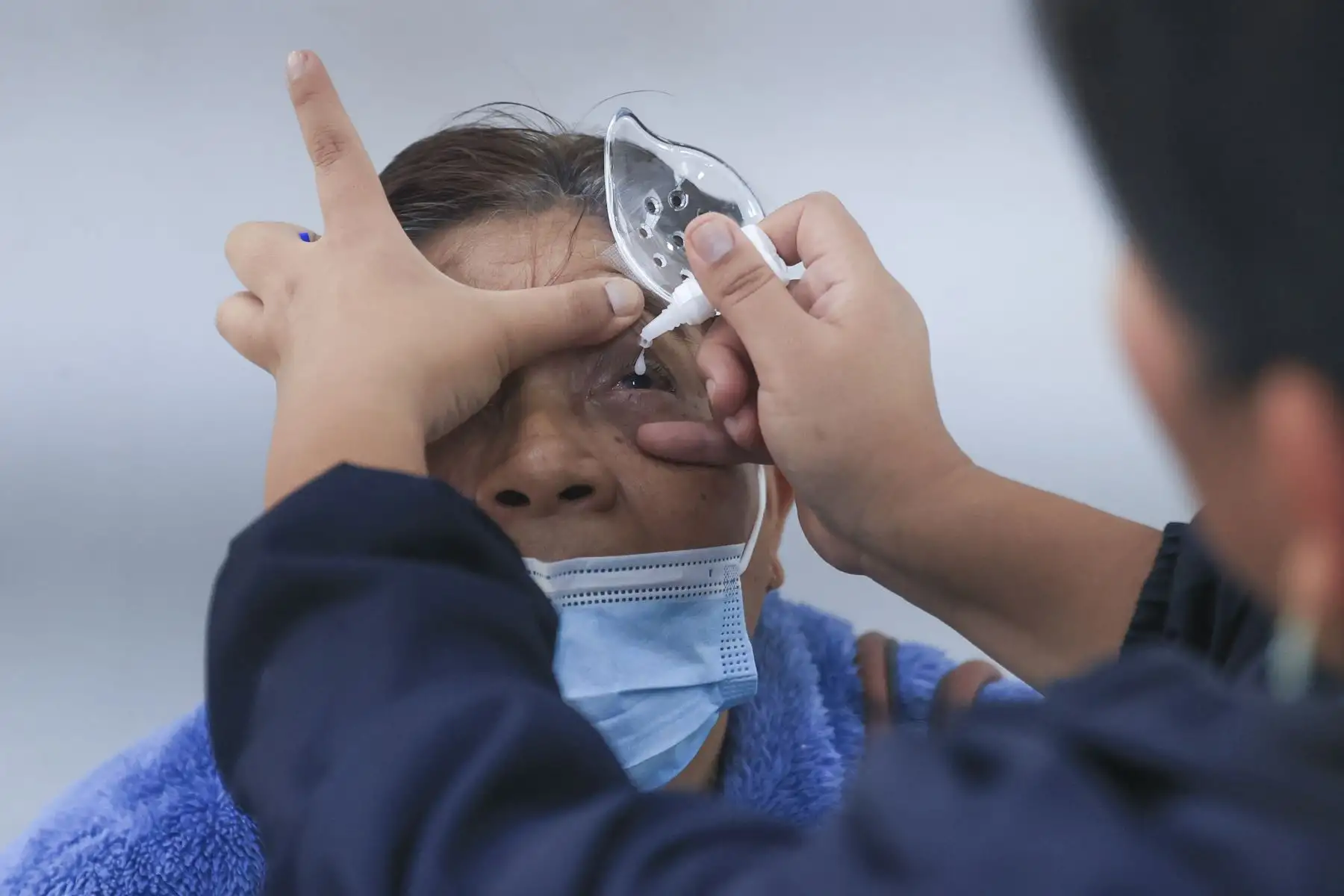 El Ministerio de Salud inició la campaña de salud ocular “Cataratón de la esperanza”, una jornada destinada a garantizar el acceso oportuno a cirugías de catarata para pacientes derivados de hospitales de Lima. Durante diciembre, especialistas del Instituto Nacional de Oftalmología (INO) realizarán alrededor de 500 intervenciones, con el objetivo de mejorar la calidad de vida de las personas afectadas y reducir la lista de espera quirúrgica. Foto: ANDINA/Jhonel Rodríguez Robles