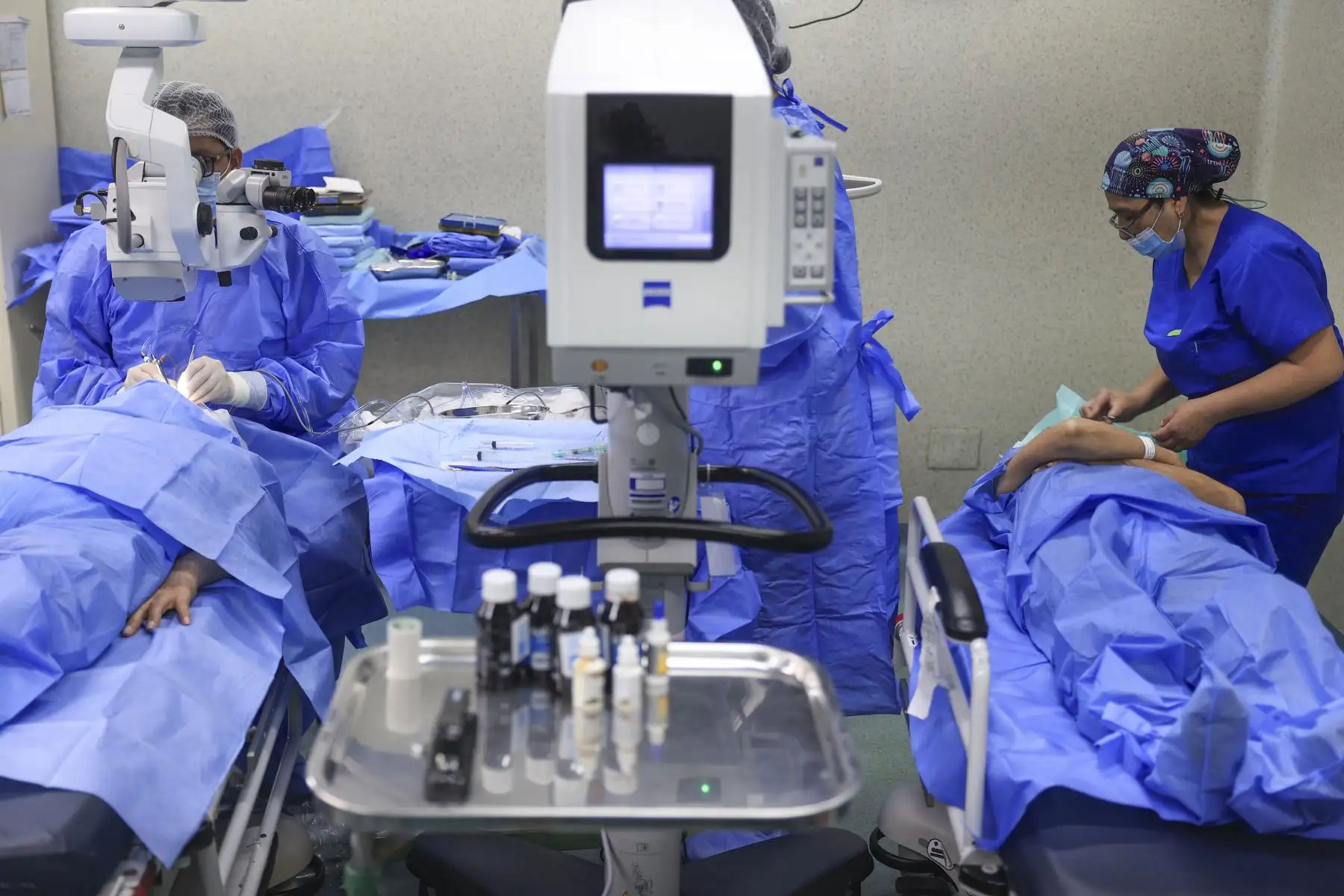 El Ministerio de Salud inició la campaña de salud ocular “Cataratón de la esperanza”, una jornada destinada a garantizar el acceso oportuno a cirugías de catarata para pacientes derivados de hospitales de Lima. Durante diciembre, especialistas del Instituto Nacional de Oftalmología (INO) realizarán alrededor de 500 intervenciones, con el objetivo de mejorar la calidad de vida de las personas afectadas y reducir la lista de espera quirúrgica. Foto: ANDINA/Jhonel Rodríguez Robles