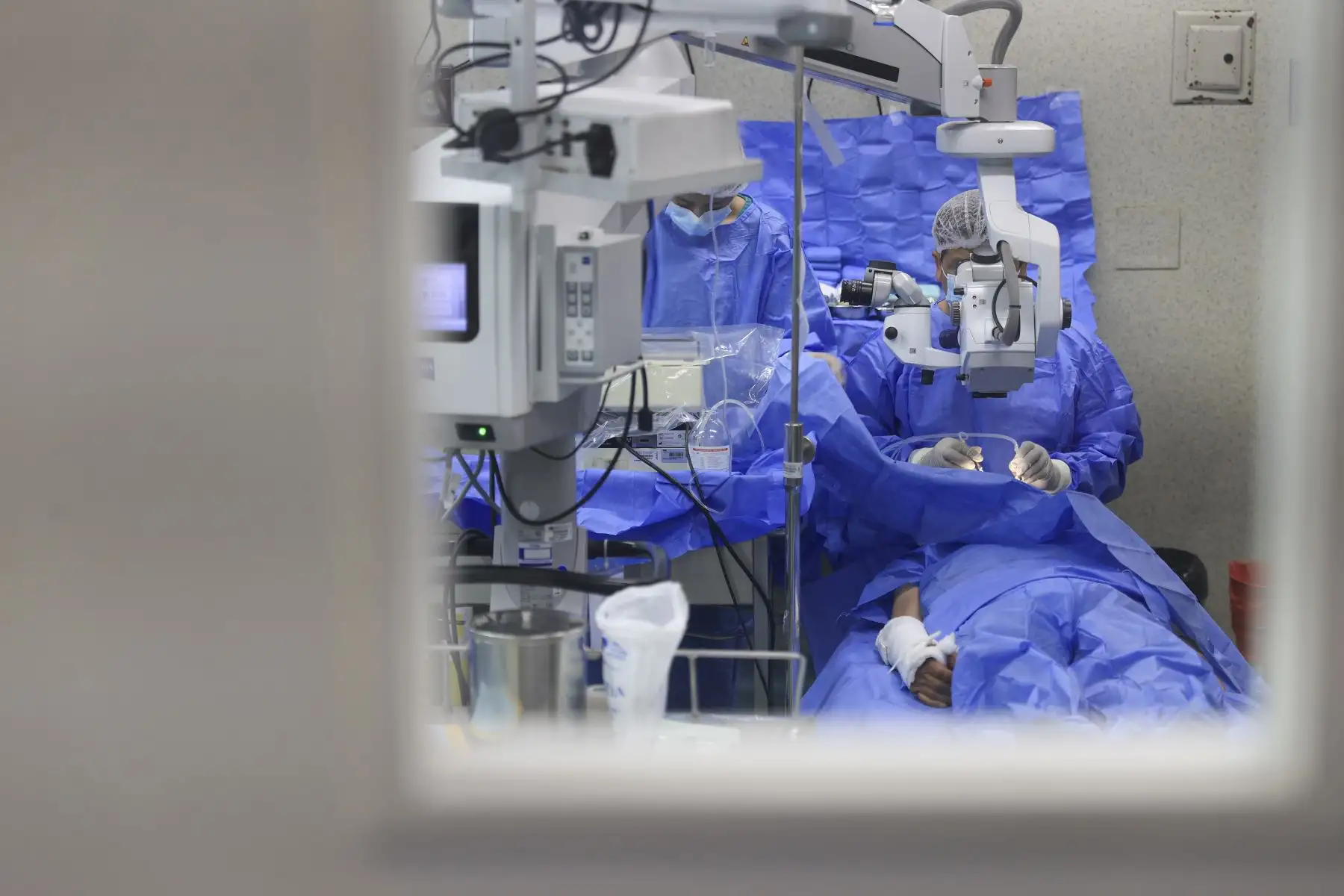El Ministerio de Salud inició la campaña de salud ocular “Cataratón de la esperanza”, una jornada destinada a garantizar el acceso oportuno a cirugías de catarata para pacientes derivados de hospitales de Lima. Durante diciembre, especialistas del Instituto Nacional de Oftalmología (INO) realizarán alrededor de 500 intervenciones, con el objetivo de mejorar la calidad de vida de las personas afectadas y reducir la lista de espera quirúrgica. Foto: ANDINA/Jhonel Rodríguez Robles