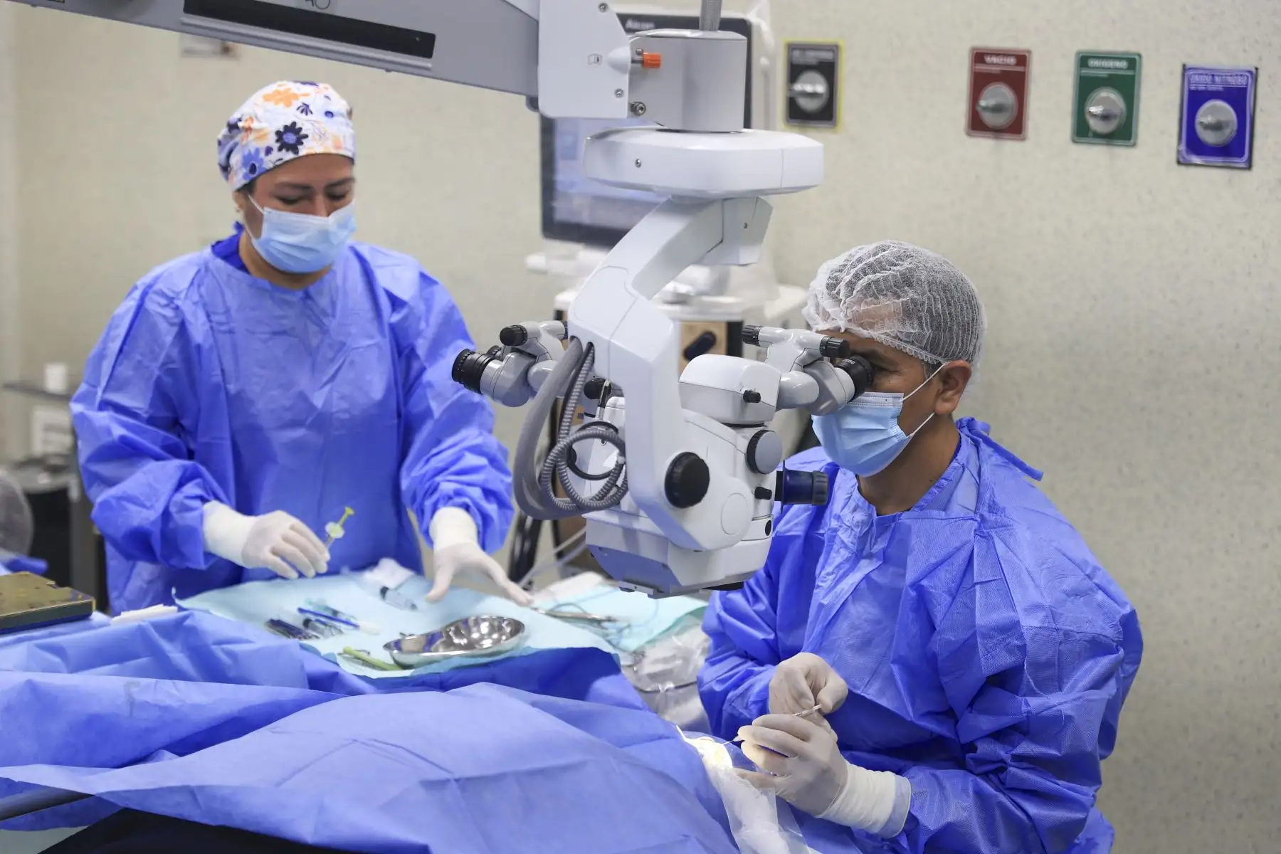 El Ministerio de Salud inició la campaña de salud ocular “Cataratón de la esperanza”, una jornada destinada a garantizar el acceso oportuno a cirugías de catarata para pacientes derivados de hospitales de Lima. Durante diciembre, especialistas del Instituto Nacional de Oftalmología (INO) realizarán alrededor de 500 intervenciones, con el objetivo de mejorar la calidad de vida de las personas afectadas y reducir la lista de espera quirúrgica. Foto: ANDINA/Jhonel Rodríguez Robles