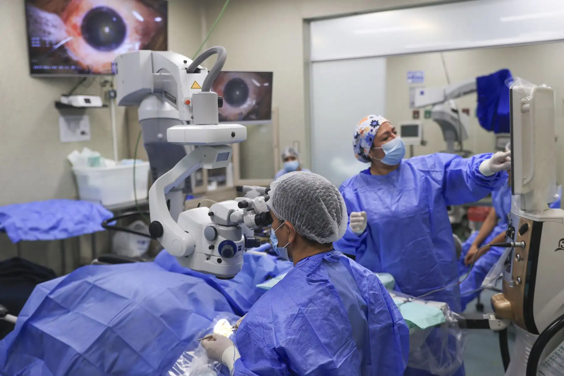 El Ministerio de Salud inició la campaña de salud ocular “Cataratón de la esperanza”, una jornada destinada a garantizar el acceso oportuno a cirugías de catarata para pacientes derivados de hospitales de Lima. Durante diciembre, especialistas del Instituto Nacional de Oftalmología (INO) realizarán alrededor de 500 intervenciones, con el objetivo de mejorar la calidad de vida de las personas afectadas y reducir la lista de espera quirúrgica. Foto: ANDINA/Jhonel Rodríguez Robles