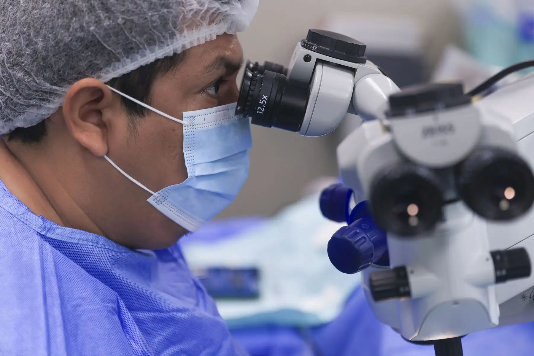 El Ministerio de Salud inició la campaña de salud ocular “Cataratón de la esperanza”, una jornada destinada a garantizar el acceso oportuno a cirugías de catarata para pacientes derivados de hospitales de Lima. Durante diciembre, especialistas del Instituto Nacional de Oftalmología (INO) realizarán alrededor de 500 intervenciones, con el objetivo de mejorar la calidad de vida de las personas afectadas y reducir la lista de espera quirúrgica. Foto: ANDINA/Jhonel Rodríguez Robles