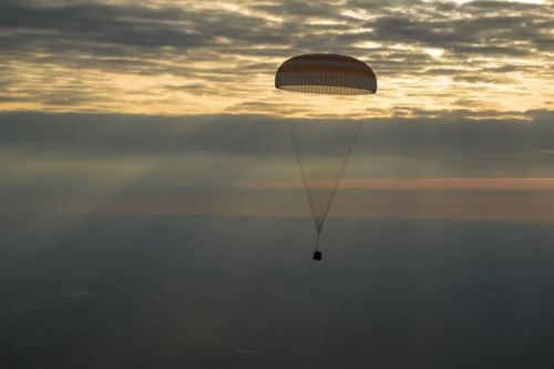Jonny Kim y los cosmonautas de Roscosmos Sergey Ryzhikov y Alexey Zubritsky completan una misión de 245 días a bordo de la estación. Foto: AFP