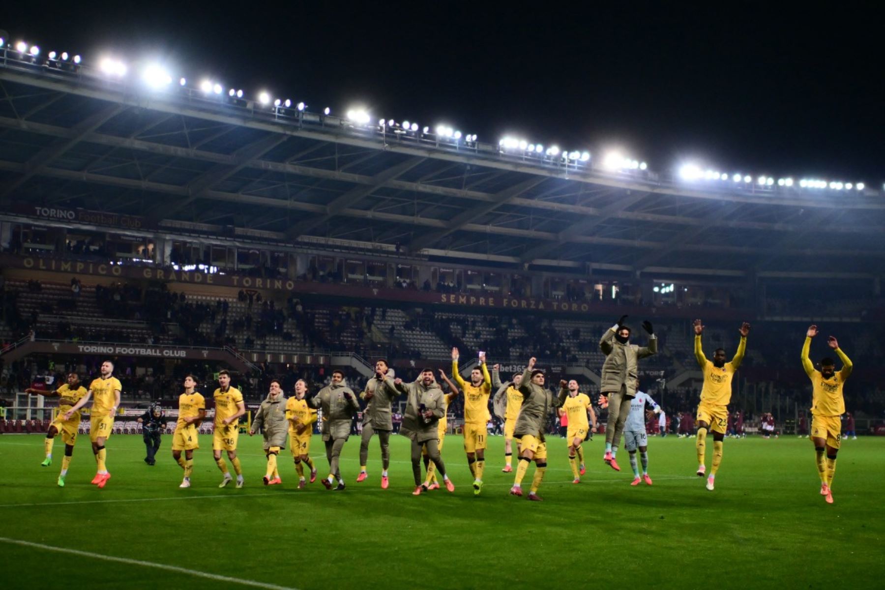 Los jugadores del AC Milan celebran después de ganar el partido de fútbol de la Serie A italiana al Torino en el estadio Olímpico Grande Torino en Turín, el 8 de diciembre de 2025. Foto: AFP