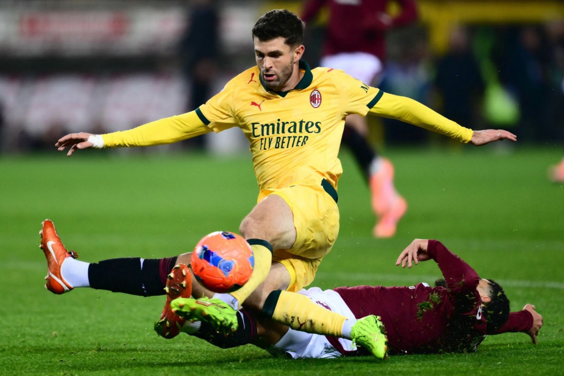 El delantero estadounidense del AC Milan, Christian Pulisic, lucha por el balón con el delantero marroquí del Torino, Zakaria Aboukhlal, durante el partido de fútbol de la Serie A italiana entre Torino y AC Milan en el estadio Olímpico Grande Torino en Turín. Foto: AFP