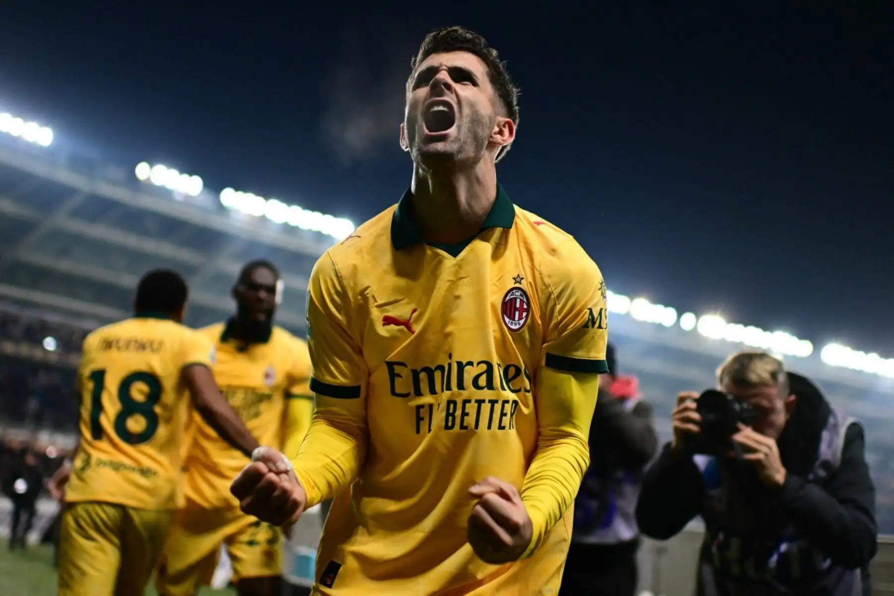 El delantero estadounidense del AC Milan, Christian Pulisic, celebra después de marcar el tercer gol de su equipo durante el partido de fútbol de la Serie A italiana entre Torino y AC Milan en el estadio Olímpico Grande Torino en Turín, el 8 de diciembre de 2025. Foto: AFP
