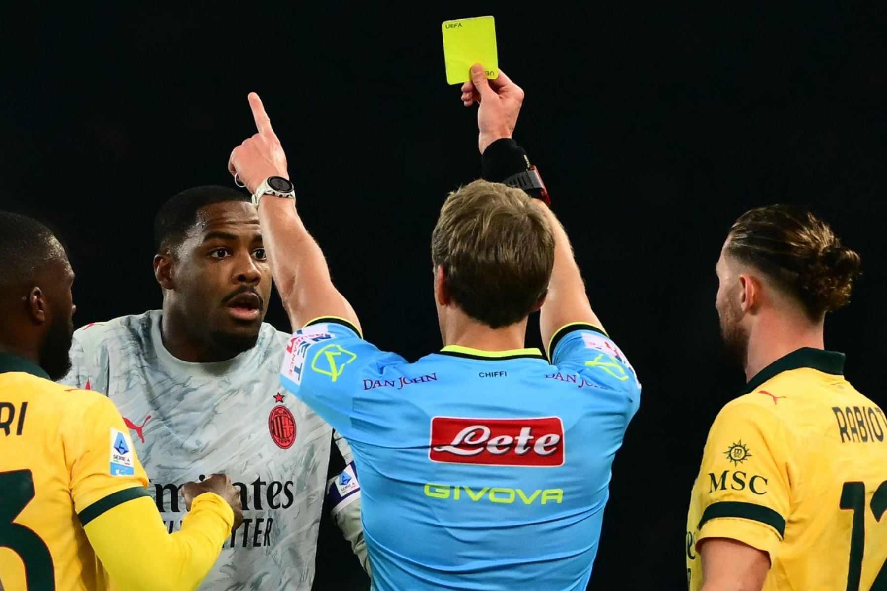 El portero francés del AC Milan, Mike Maignan, recibe una tarjeta amarilla del árbitro Daniele Chiffi durante el partido de fútbol de la Serie A italiana entre Torino y AC Milan en el estadio Olímpico Grande Torino en Turín, el 8 de diciembre de 2025. Foto: AFP