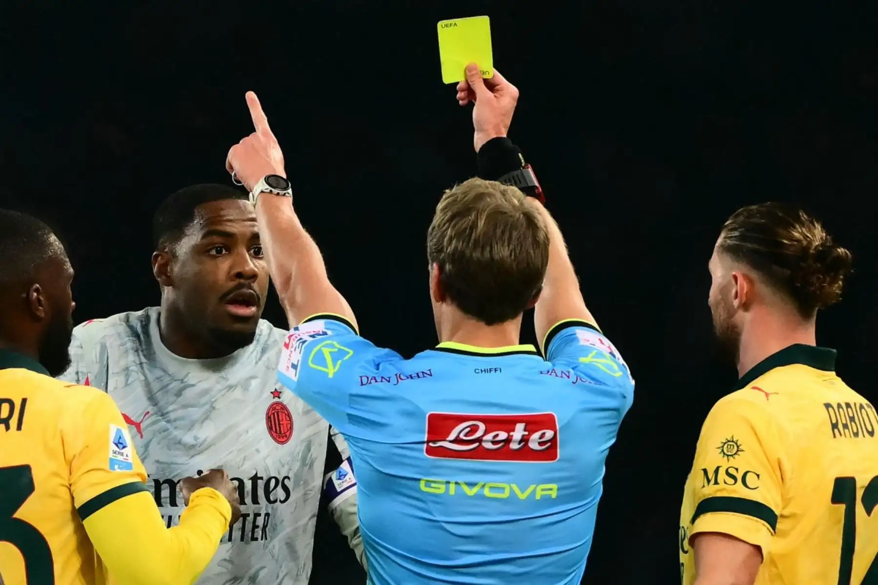 El portero francés del AC Milan, Mike Maignan, recibe una tarjeta amarilla del árbitro Daniele Chiffi durante el partido de fútbol de la Serie A italiana entre Torino y AC Milan en el estadio Olímpico Grande Torino en Turín, el 8 de diciembre de 2025. Foto: AFP