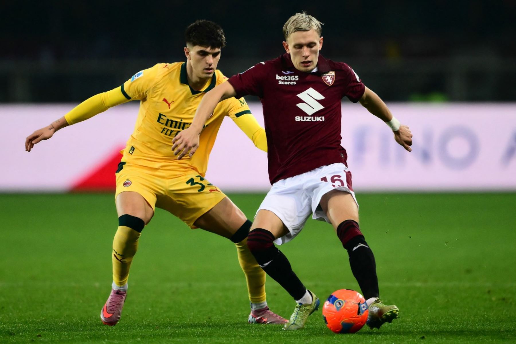 El defensa italiano del AC Milan, Davide Bartesaghi, lucha por el balón con el defensor noruego del Torino, Marcus Holmgren Pedersen, durante el partido de fútbol de la Serie A italiana entre Torino y AC Milan en el estadio Olímpico Grande Torino en Turín. Foto: AFP