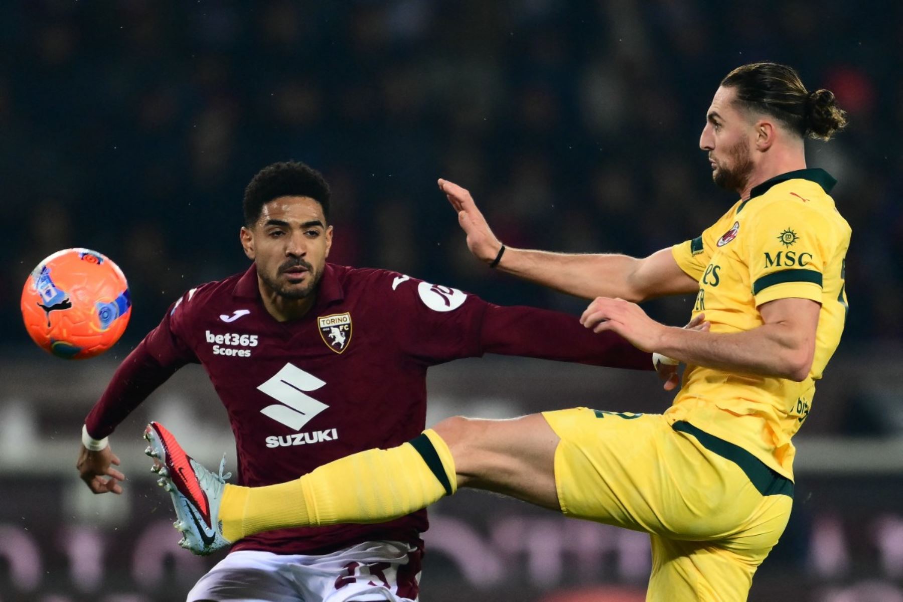 El centrocampista francés del AC Milan, Adrien Rabiot, patea el balón frente al defensor de Guinea Ecuatorial de Torino, Saul Basilio Coco-Bassey Oubina, durante el partido de fútbol de la Serie A italiana entre Torino y AC Milan en el estadio Olímpico Grande Torino en Turín. Foto: AFP