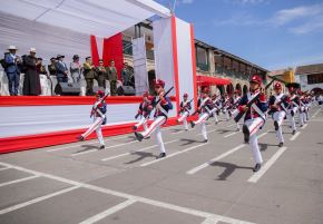 En el marco de las celebraciones por el 201.° aniversario de la Batalla de Ayacucho, se desarrolló este lunes 8 de diciembre una ceremonia protocolar y el tradicional Desfile Cívico Militar en la histórica Plaza Mayor de la ciudad, actividad que reunió a autoridades civiles, militares y policiales. ANDINA/Difusión