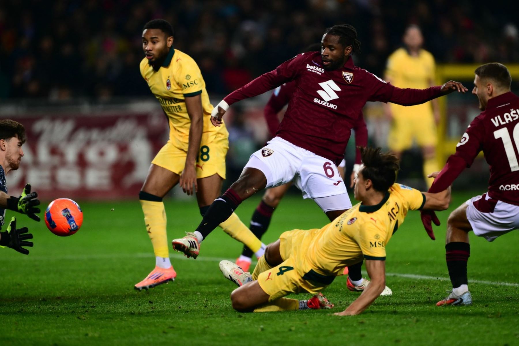 El portero uruguayo del Torino, Franco Israel, hace una atajada frente a mediocampistas del AC Milan durante el partido de fútbol de la Serie A italiana entre Torino y AC Milan en el estadio Olímpico Grande Torino en Turín. Foto: AFP