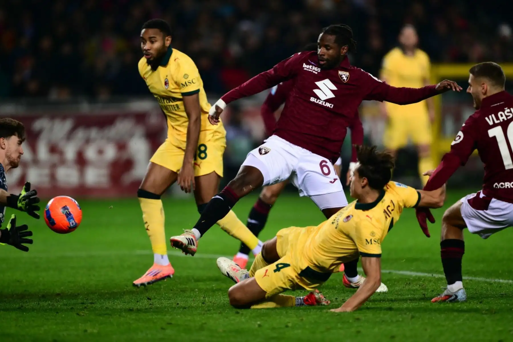 El portero uruguayo del Torino, Franco Israel, hace una atajada frente a mediocampistas del AC Milan durante el partido de fútbol de la Serie A italiana entre Torino y AC Milan en el estadio Olímpico Grande Torino en Turín. Foto: AFP