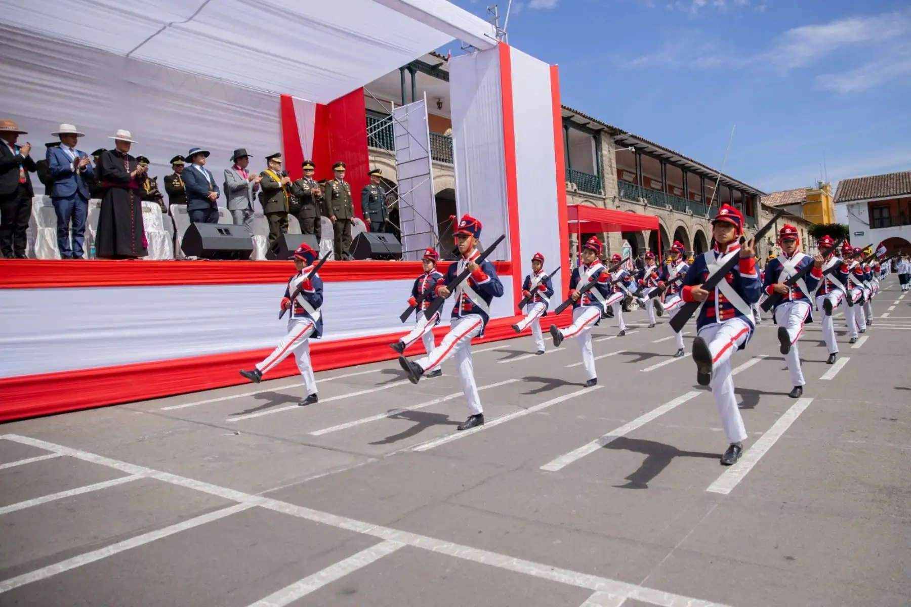 Diversas delegaciones desfilaron con patriotismo por la Plaza Mayor de Ayacucho, conmemorando el 201° aniversario de la Batalla de Ayacucho, destacando la participación de instituciones educativas y compañías militares, quienes mostraron su compromiso cívico y su reconocimiento al legado histórico de la región. Foto: GORE Ayacucho