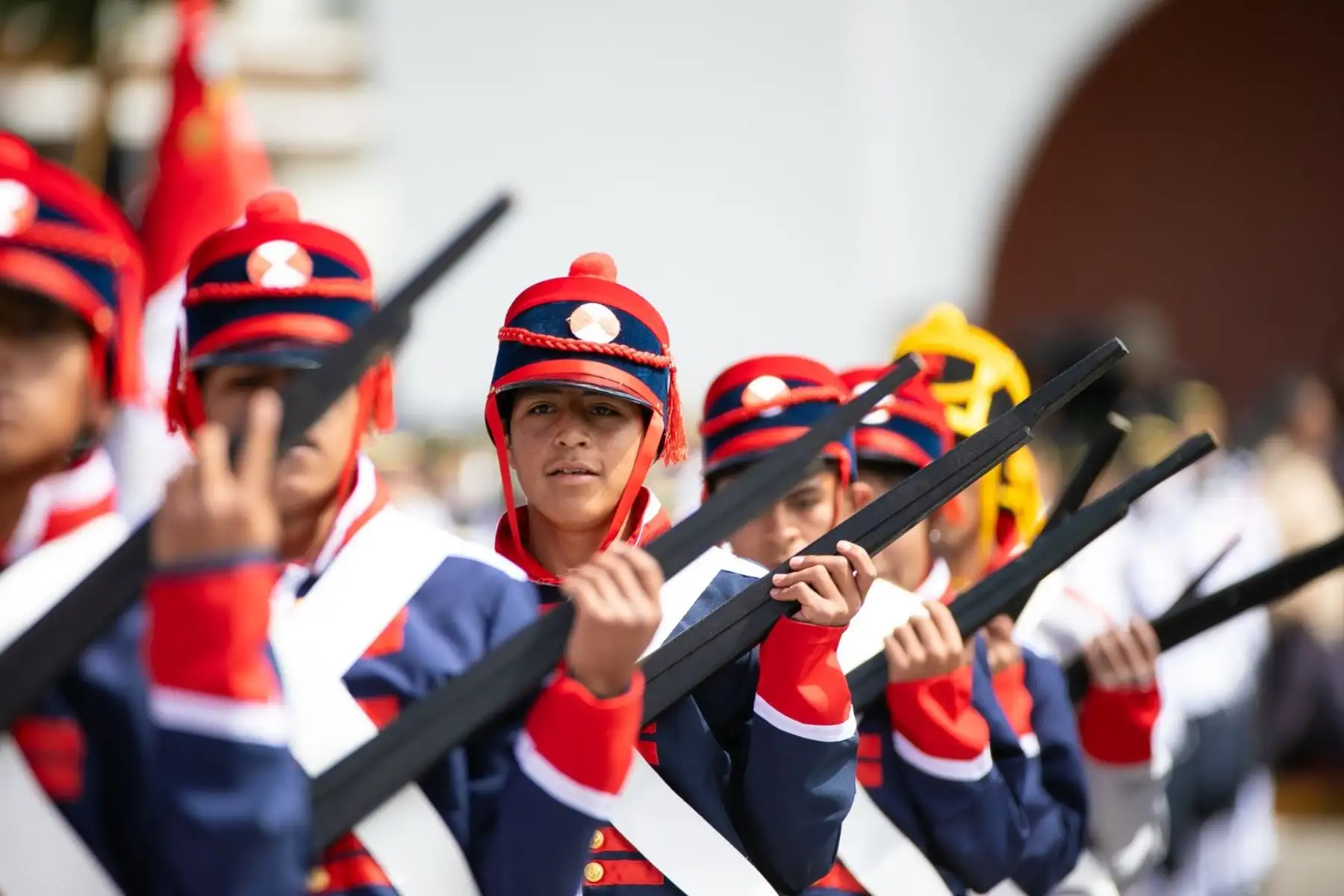 Diversas delegaciones desfilaron con patriotismo por la Plaza Mayor de Ayacucho, conmemorando el 201° aniversario de la Batalla de Ayacucho, destacando la participación de instituciones educativas y compañías militares, quienes mostraron su compromiso cívico y su reconocimiento al legado histórico de la región. Foto: GORE Ayacucho