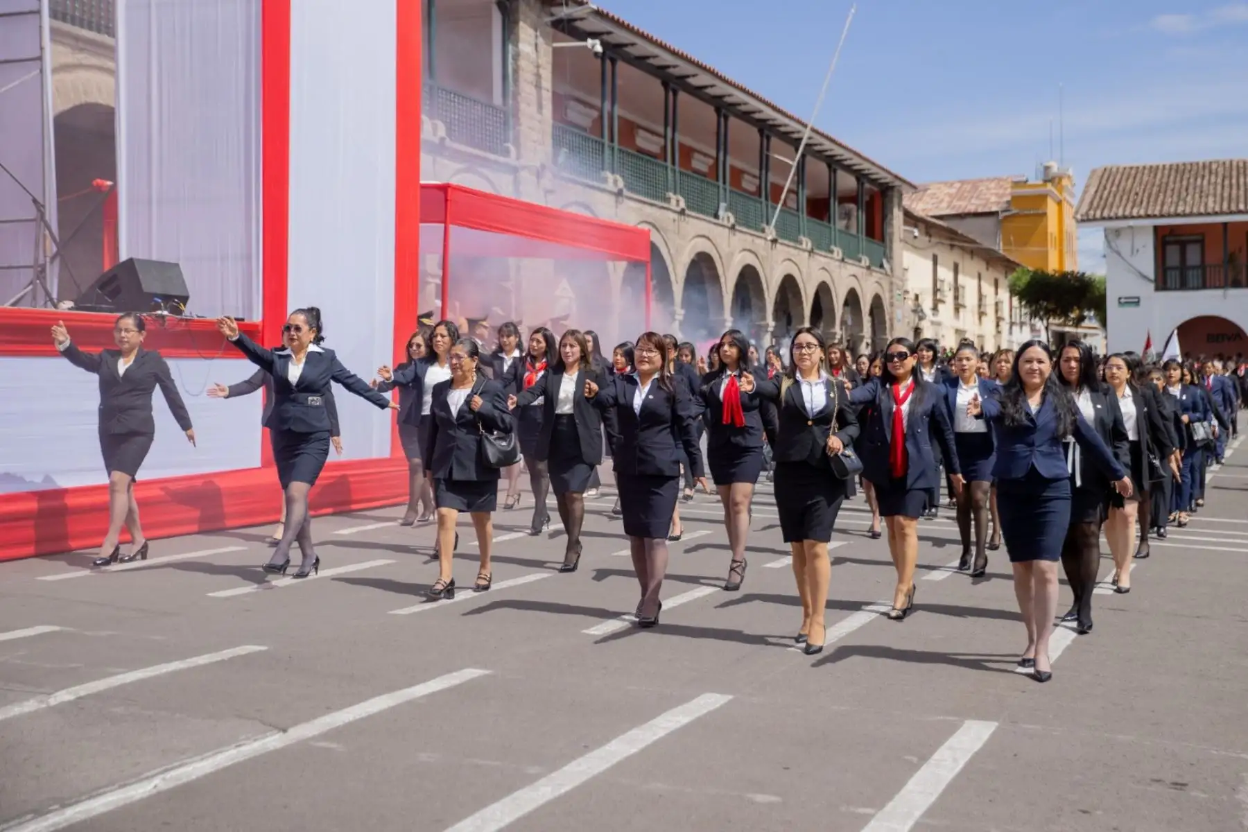 Diversas delegaciones desfilaron con patriotismo por la Plaza Mayor de Ayacucho, conmemorando el 201° aniversario de la Batalla de Ayacucho, destacando la participación de instituciones educativas y compañías militares, quienes mostraron su compromiso cívico y su reconocimiento al legado histórico de la región. Foto: GORE Ayacucho