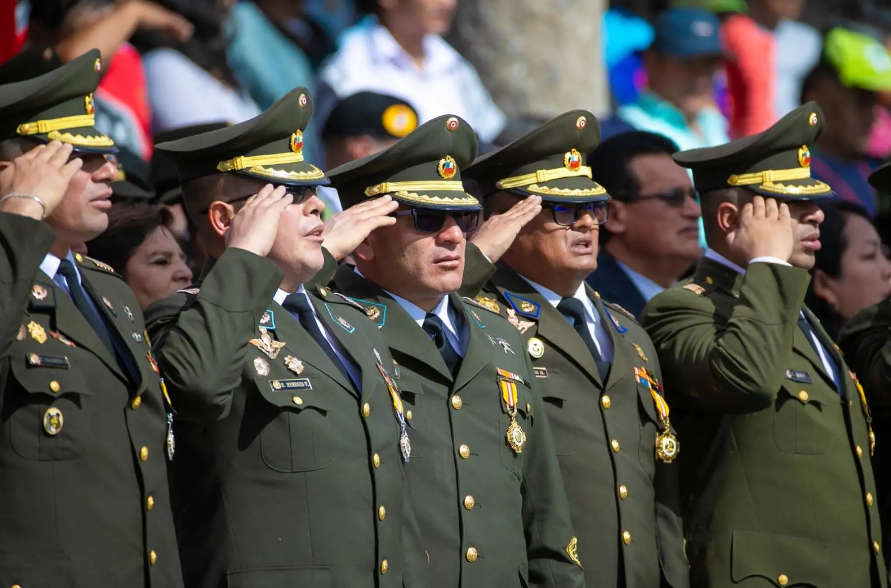 El Desfile Cívico Militar por el 201° aniversario de la Batalla de Ayacucho inició con el izamiento del Pabellón Nacional, acto solemne que congregó a representantes de instituciones públicas, privadas, organizaciones sociales y delegaciones de las Fuerzas Armadas y la Policía Nacional del Perú. Foto: GORE Ayacucho