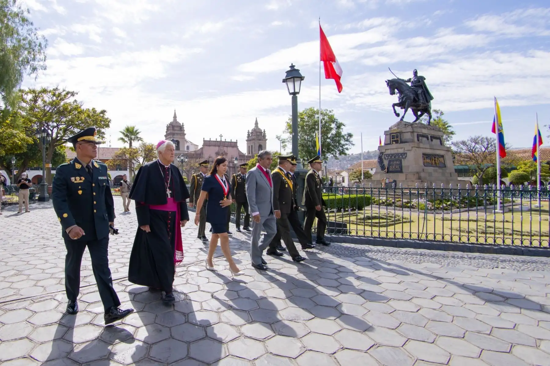 El Desfile Cívico Militar por el 201° aniversario de la Batalla de Ayacucho inició con el izamiento del Pabellón Nacional, acto solemne que congregó a representantes de instituciones públicas, privadas, organizaciones sociales y delegaciones de las Fuerzas Armadas y la Policía Nacional del Perú. Foto: GORE Ayacucho