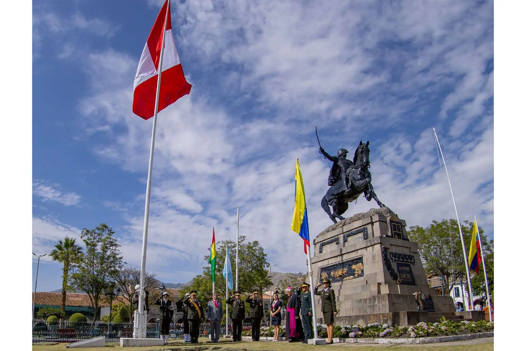 El Desfile Cívico Militar por el 201° aniversario de la Batalla de Ayacucho inició con el izamiento del Pabellón Nacional, acto solemne que congregó a representantes de instituciones públicas, privadas, organizaciones sociales y delegaciones de las Fuerzas Armadas y la Policía Nacional del Perú. Foto: GORE Ayacucho