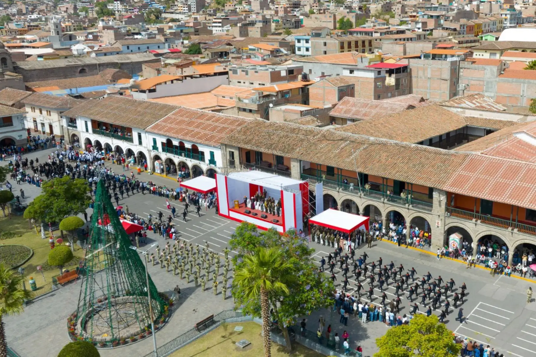 En el marco de las celebraciones por el 201° aniversario de la Batalla de Ayacucho, se desarrolló este lunes 8 de diciembre de 2025 la ceremonia protocolar y el tradicional Desfile Cívico Militar en la histórica Plaza Mayor de la ciudad, actividad que reunió a autoridades civiles, militares y policiales. Foto: GORE Ayacucho
