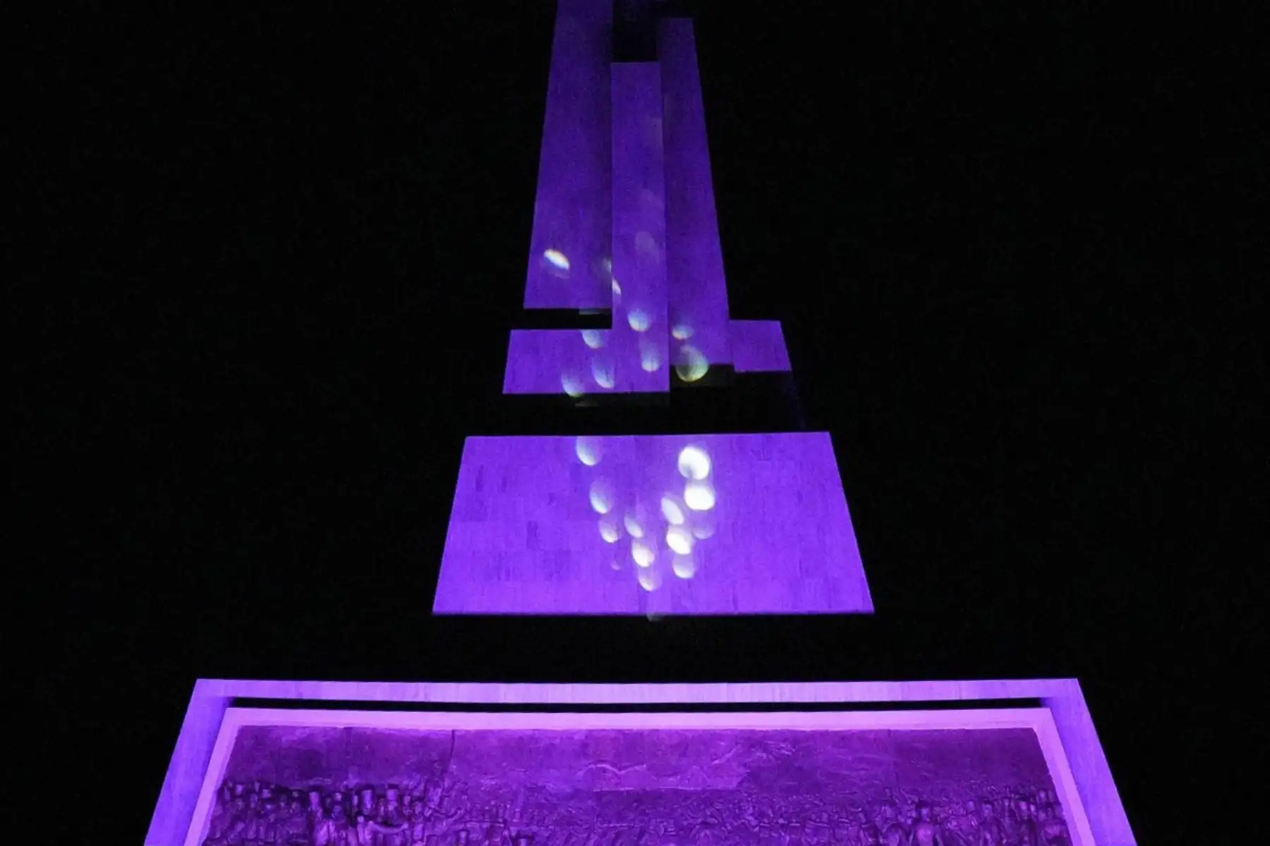 En la víspera de la ceremonia y escenificación por los 201 años de la conmemoración de la Batalla de Ayacucho, el famoso Obelisco, ubicado en la Pampa de Ayacucho, se luce con una original iluminación de colores, en homenaje a la importante fecha cívica a celebrarse el 9 de diciembre. Foto: GORE Ayacucho