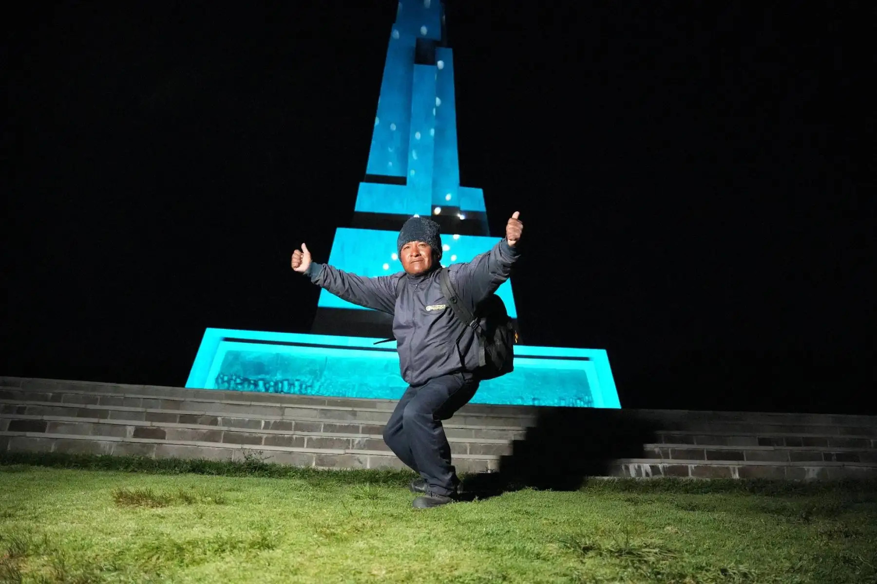 En la víspera de la ceremonia y escenificación por los 201 años de la conmemoración de la Batalla de Ayacucho, el famoso Obelisco, ubicado en la Pampa de Ayacucho, se luce con una original iluminación de colores, en homenaje a la importante fecha cívica a celebrarse el 9 de diciembre. Foto: GORE Ayacucho