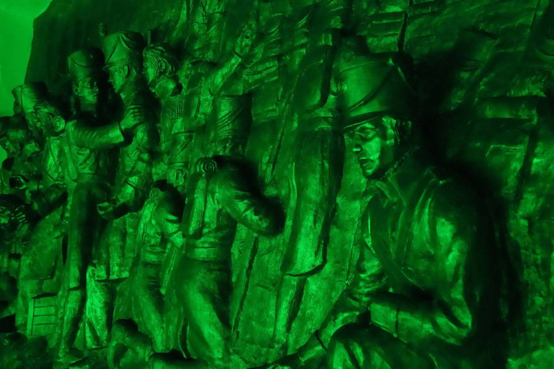 En la víspera de la ceremonia y escenificación por los 201 años de la conmemoración de la Batalla de Ayacucho, el famoso Obelisco, ubicado en la Pampa de Ayacucho, se luce con una original iluminación de colores, en homenaje a la importante fecha cívica a celebrarse el 9 de diciembre. Foto: GORE Ayacucho