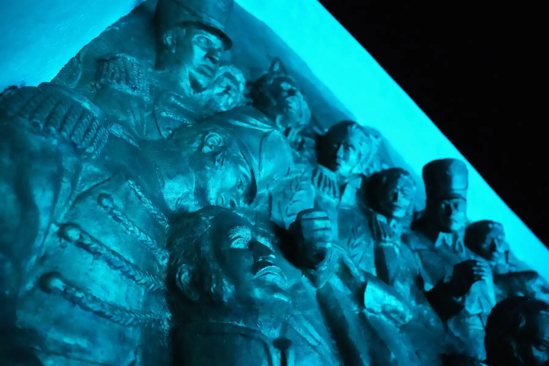 En la víspera de la ceremonia y escenificación por los 201 años de la conmemoración de la Batalla de Ayacucho, el famoso Obelisco, ubicado en la Pampa de Ayacucho, se luce con una original iluminación de colores, en homenaje a la importante fecha cívica a celebrarse el 9 de diciembre. Foto: GORE Ayacucho