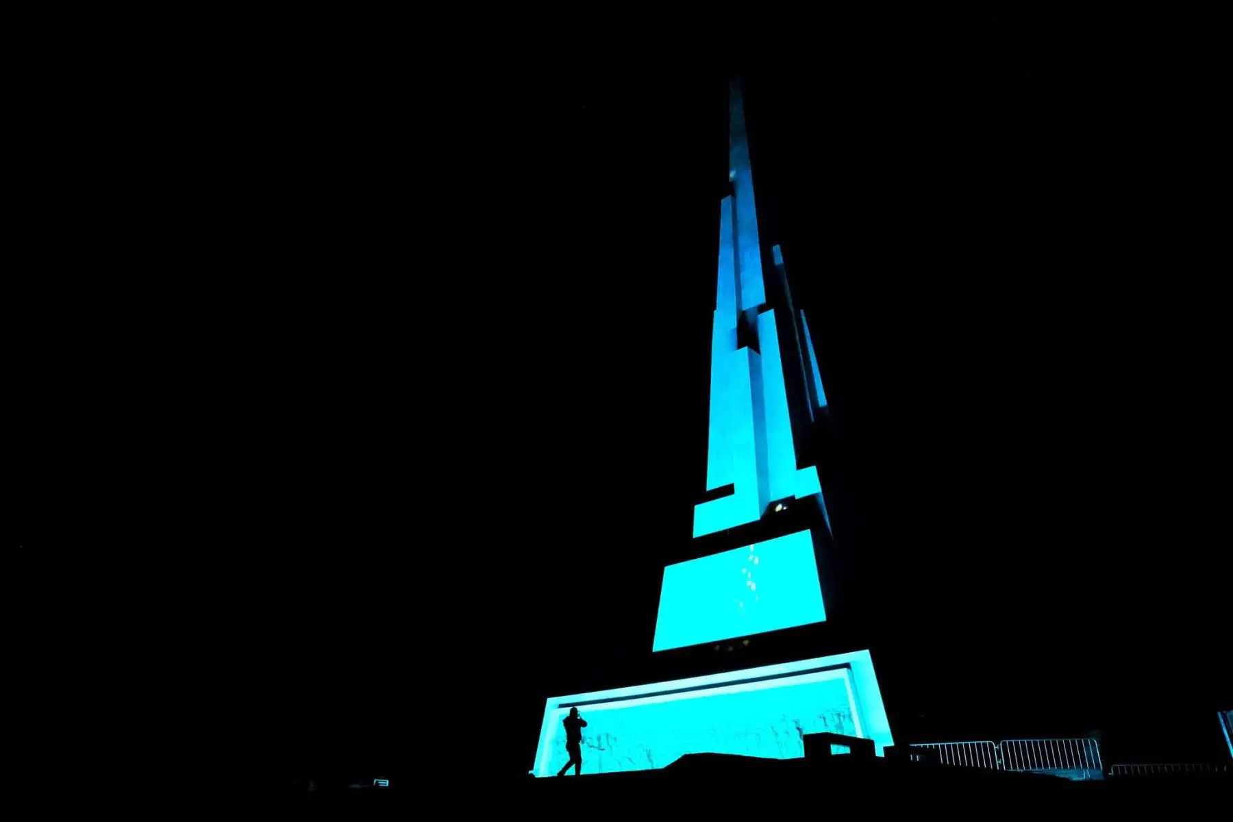 En la víspera de la ceremonia y escenificación por los 201 años de la conmemoración de la Batalla de Ayacucho, el famoso Obelisco, ubicado en la Pampa de Ayacucho, se luce con una original iluminación de colores, en homenaje a la importante fecha cívica a celebrarse el 9 de diciembre. Foto: GORE Ayacucho