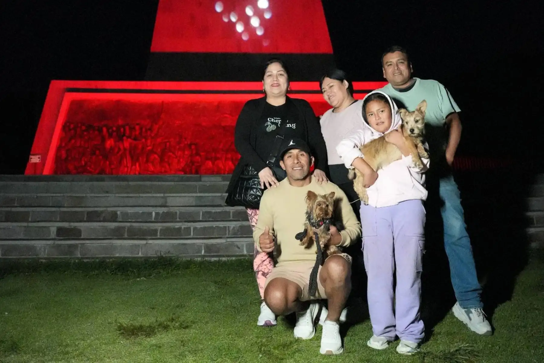 En la víspera de la ceremonia y escenificación por los 201 años de la conmemoración de la Batalla de Ayacucho, el famoso Obelisco, ubicado en la Pampa de Ayacucho, se luce con una original iluminación de colores, en homenaje a la importante fecha cívica a celebrarse el 9 de diciembre. Foto: GORE Ayacucho
